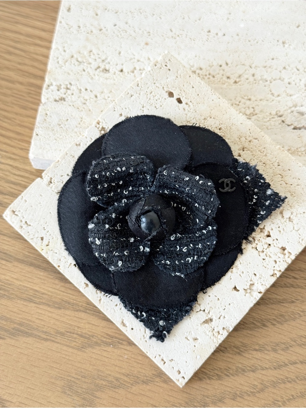 CHANEL Camélia Brooch crafted from black tweed/canvas - Black / White